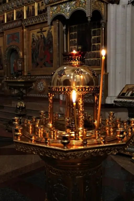 Candelabro de piso en el templo