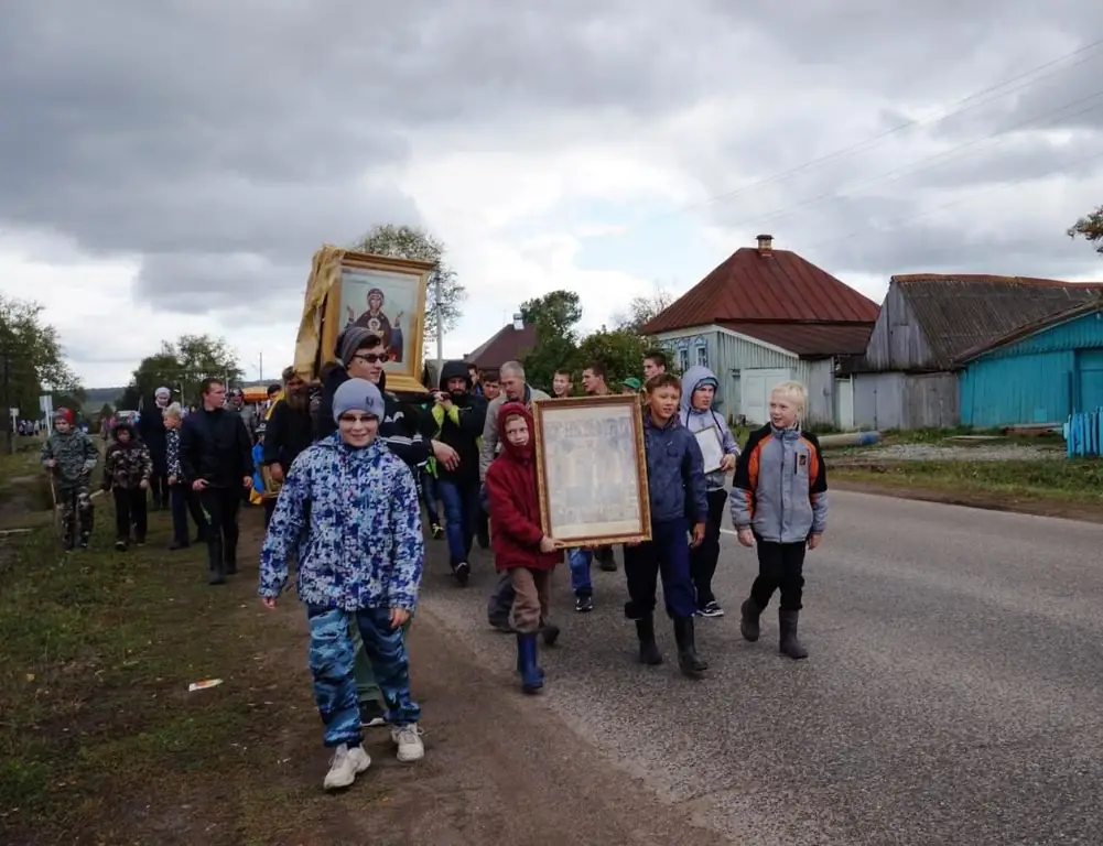 Parishioners nyob rau hauv procession