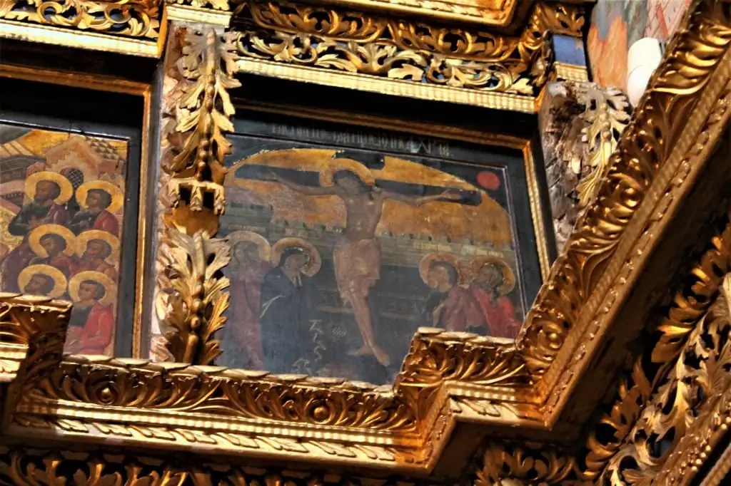 L'immagine della "Crocifissione" sull'iconostasi