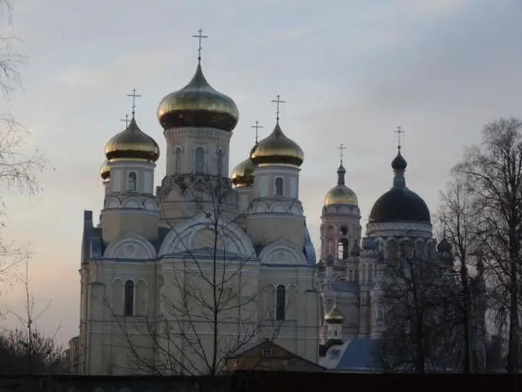 Andronnikovsky-kathedraal van het Kazan-klooster in Vyshny Volochek