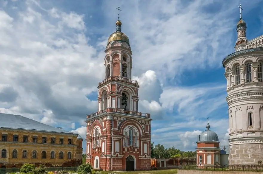 Campanario, capilla Nadkladeznaya, parte de la Catedral de Kazan