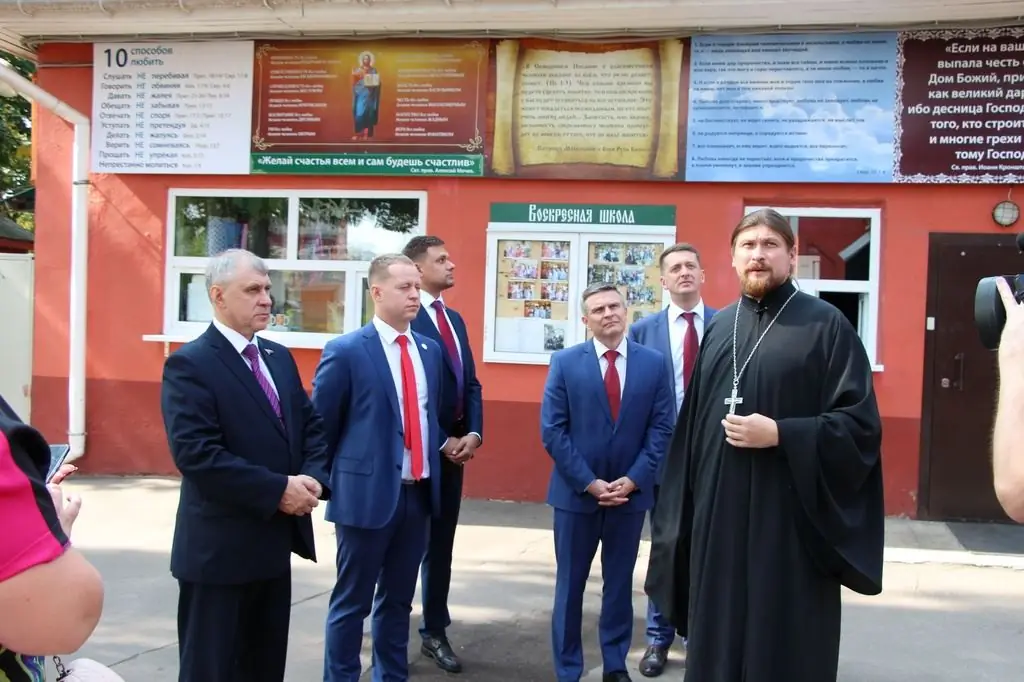 Şehir yönetiminin temsilcileri tarafından St. George Kilisesi'ni ziyaret