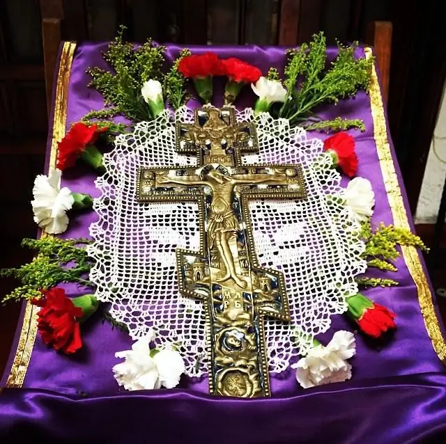 Cruz de altar com flores