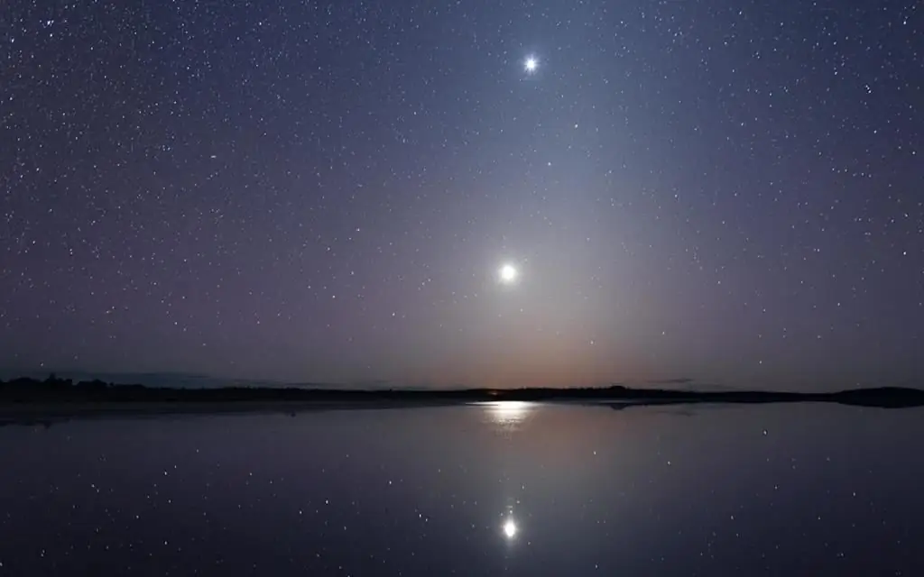 Venus y Saturno sobre el agua