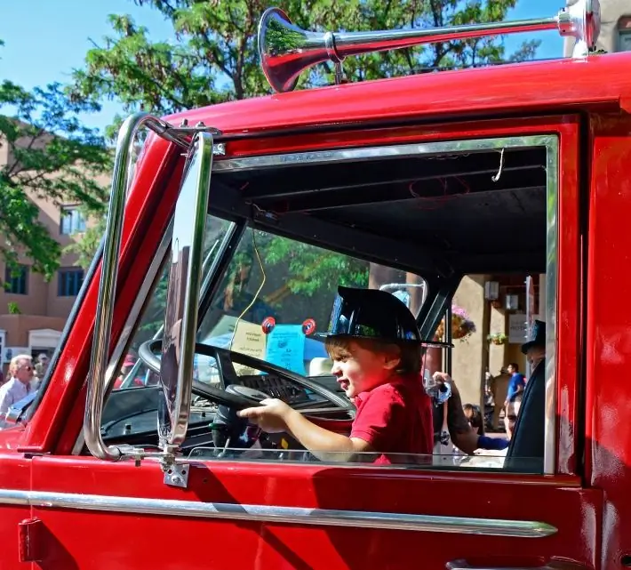 alla guida di un camion dei pompieri