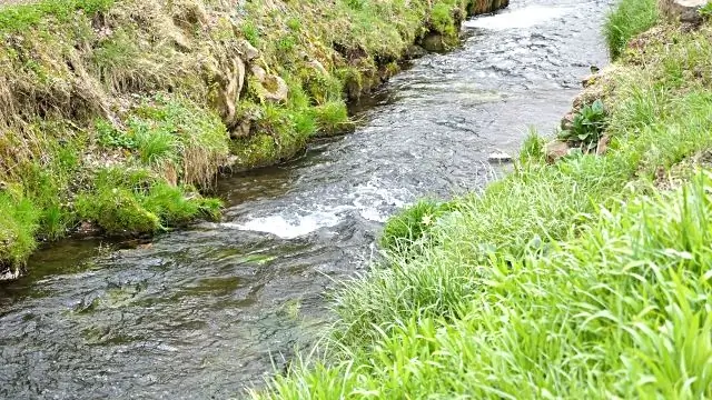 Il flusso regolare del fiume